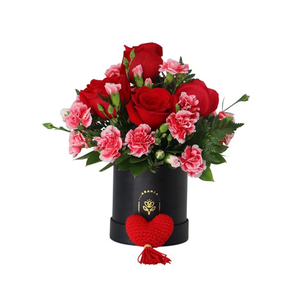 Box pequeño con 6 rosas, claveles y flores variadas + llavero de corazón